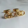 Luxurys Designer Cuff Link عالي الجودة مجوهرات المجوهرات للنساء رسائل كلاسيكية الكفة روابط قميص ملحقات الزفاف الأزرار الهدية الرائعة