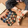 Herrstrumpor 5pairs Mens Medium Tube Quality Plaid Diamond Mönster Argyle Geometric Harajuku Combed Cotton Happy Colorful Rands Sock