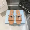 Designer äkta triangel tofflor broderade bländande kvinnor glider lyxiga nya mode sandaler sommarstrand plattskor flip flops broderi dubbla mulor tofflor