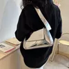 Bolsas de ombro femininas na moda versátil saco de luxo designer laser brilhante prata chique casual senhoras bolsas e bolsas festa embreagens