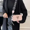 Omuz Çantası Tasarımcısı Amerikan Trend Marka Mektubu Yeni Minimalist Zincir Ekleme Basılı Düz ​​Renk Moda Küçük Meydan Kadınlar İçin Bir Omuz Crossbody ile