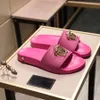 A casa sandali a flatheel sandalo designer da donna donna per pantofole scivolano a infrasoli bianchi rosa neri flip di lusso flat di lusso ricamo a fondo spesso scarpe in gomma stampate