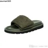 2024 Hot Sponge Cake Thick Sole Sole Slippers Slides For Weare Off the Shelf Beach Shoes Sandals