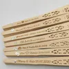50 -stcs Gepersonaliseerde gegraveerde houten vouwen Hand Fan Wedding Persoonlijkheid Fans Verjaardag Aangepast Babyfeest Decor Geschenken voor Guest