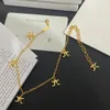 Ny designer mässing Anklets högkvalitativa flickor gåva smycken tillbehör designade för kvinnliga butikskedja med lådans lyxguldpläterad