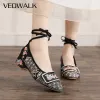 Pompes Veowalk 4cm High Block Talons Femmes Sangle de la cheville longue Tissu de satin Points Posturs Broidered Pumps Broidered