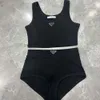 Designer setzt einen soliden Farbanzug für Frauen. Neue Sommer Heiße verkaufen kurze Tanktops Scrunch Bottom Frau Sense Beach Schwimmkleidung FZ2404021