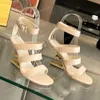 Nieuwe lente/zomer wig gladiator sandalen tweekleurige gesp riem onregelmatige hoge hiel sandalen voor dames enkelband gegraveerde metalen hiel luxe ontwerpers sandal35-42