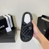 デザイナーXiaoxiang Air Bubble Slippers Rhomboid Thick Open Tooe Sandalsを着るソフトボトムビーチシューズ