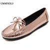 Scarpe casual UMMEWALO Mocassino da donna con fiocco piatto in pelle verniciata metallizzata Mocassino da guida da donna con suola in gomma