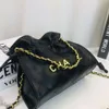 Designer de bolsa de couro vende bolsas femininas de marca com 50% de desconto Nova bolsa crossbody de corrente pequena para mulheres, balde popular de ombro