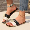 Tofflor mode lyxiga kvinnor fyrkantiga tå kedja platta glid sandaler strand flip flops metall dekoration casual skor