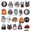 靴部品のアクセサリー卸売100pcs pvc日本語キャラクター猫charms adtブレスレットバックル詰まりdhhwyの顔の男の装飾