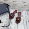 Tasarımcı Ayakkabılar Kare Baş Versiyonu Büyük Metal Toka Kalın Topuk Terlikleri Zikzak Yılan ile Cilt Deseni Kadın Giyim