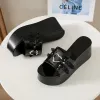 Slippers Summer 2022 منصة شقة الكعب الأزياء النعال القوطي الشهيرة النساء المعادن الصنادل المعدنية تناسب أحذية الراحة السود