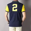 Polo da uomo nuovo prodotto estivo, t-shirt a maniche corte in puro cotone, colletto rovesciato e design ricamato, che evidenzia lo stile casual individuale.