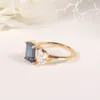 Küme Yüzük Gem'in Balesi Benzersiz Renk Değiştirme Emerald Cut Alexandrite Gözyaşı CZ Nişan 14K Sarı Altın Toi ve Moi Ring