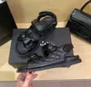 Üst Tasarımcı Sandles Kadın Sandal Calfskin Baba Ayakkabı Sandalet Kapitone Ayakkabı Platformu Daireler Düşük Topuklu Kama Elmas Toka 8fg Topnkle kayış flip flop