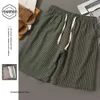 Pantalones cortos informales de playa para uso diario, pantalones de dos piezas con estampado de algodón y lino, versión coreana de pantalones de rayas verticales para hombre, pantalones cortos grandes