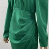 Robes décontractées Femmes élégantes Haute Qualité Vert Croix Noeud Avant Diamants À Manches Longues Côté Slit Satin Robe Midi