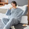 Home Kleding 2024 Coral Fleece Dames Winterpyjama Losse Ronde Hals Lange Mouw 2 Stuks Voor Dames Mode Haze Blauw Pyjama Meisje