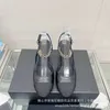 24% de réduction sur les chaussures de créateurs Xiaoxiang chaîne épaisse classique talon moyen sandales à air arrière pour femmes