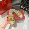 Sandali da donna di moda classici di design Pantofole con elemento decorativo in pelle fiore firma V Sandali estivi Pantofole fantasia di tendenza della moda