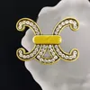 Flicka präglad brosch lyx 18k guldpläterad brosch fest gåva lyx lapel brosch designer unisex badge brosch vår mode tillbehör