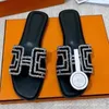 Tasarımcı Ayakkabı Versiyonu Hassas Paketleme Rhinestone Stil Düz Dipli Terlik Kadınlar Bir Çizgi Paspas Batch ile Dışarıda Giymesi İçin