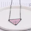 Designer Lin Zhou Bijoux Luxe Or Argent Triangle Pendentifs Collier Femme En Acier Inoxydable Couple Chaîne En Or Pendentif Bijoux Cadeau Pour Petite Amie Accessoires