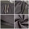 Pantalones cortos informales de playa para uso diario, pantalones de dos piezas con estampado de algodón y lino, versión coreana de pantalones de rayas verticales para hombre, pantalones cortos grandes