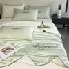 Enkel fast tvättad sidenluftkonditionering av höljeshallen Ice Silk Embroidery Summer Cool Quilt Bedding Set Filt 240401