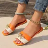 Tofflor mode lyxiga kvinnor fyrkantiga tå kedja platta glid sandaler strand flip flops metall dekoration casual skor