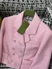 Designer di giacche da donna 2024 all'inizio della primavera nuovo temperamento da socialite giovane ragazza che riduce l'età giacca corta con risvolto ricamato con paillettes rosa QRN3