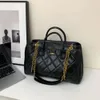 O designer de bolsa de couro vende bolsas femininas de marca com 50% de desconto para mulheres bolsa nova moda moderna e trevo crossbody com bolsa bordada