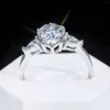 Pierścienie klastra 2CT Pełny Moissanite Diamond D Color VVS Pear Cut Pierścień damski S925 Sterling Sliver Pleated White Gold Wedding dla kobiet
