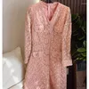 Robes décontractées Luxe Vintage Dames Dentelle Tempérament Col V Simple Breasting Femmes Automne Simple Fête Rose Broderie Mini Robe