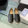 Vårens höstdesigners sandaler avslappnade kvinnor espadrilles sommarluxurys damer platt strand halv tofflor mode kvinnan loafers cap toe fiskare duk skor 35-40