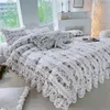 Sängkläder set franska vintage blomma tryck bomullsuppsättning täcke täcke spetsar rufsar quiltade broderi säng kjol sängäcke kuddar