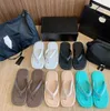 Designer-Schuhe, Version, kleiner Duft, flache Zehen, Flip-Flops, quadratischer Kopf, weicher Boden, Paar Strandsandalen für den Außenbereich