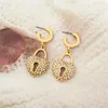 Dingle örhängen unik design guldfärglås båge för kvinnor små säkerhetsstift hoops minimala smycken