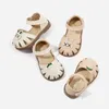 Claladoudou baby sandalen gesloten teen zachte zomerschoenen voor peutermeisjes kleine prinses jurk baby Walkers 240329