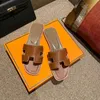 Toppdesigner kvinnor berömda sandaler glider mulor loafers tofflor svart vit rosa röd gul brun casual lyxiga platt tränare gratis fraktskor 35-42