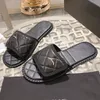 Sandali firmati da donna di lusso Scarpe basse aperte in punta di velluto Nero Pelle di agnello in velluto Canalizzazione Infradito Slip on Ciabatte con fibbia in strass Pantofole da spiaggia