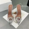 Designer Luxus Amina Muaddi Begum Kristalldekoration modische Schnalle Fleck Pumpschuhe Scroll PVC High Heel Sandalen Damen Abend Strapssandalen