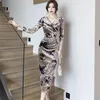 Sukienki swobodne 2024 Międzynarodowa marka Kobiety Drukuj flanelka w desce seksowna długa sukienka jesienna zima koreańska elegancka elegancka