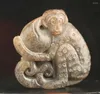 Statuette decorative in vecchia giada naturale intagliata a mano con statua di ciondolo scimmia