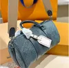 Denim Draagbare Vrouwen Outdoor Kussen Tas Reliëf Letter Badges Klassiek Reizen Winkelen Schoudertas Luxe Handtas Verstelbare Ketting Vintage Koffer Sacoche 24CM