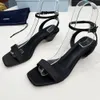 Saten Sandalet Siyah 1x542n Tasarımcı Sandalet Sandalet Lüks Sandals İkonik Geometrik Şekli Üçgen Sandalet Zarif Sandal Yaz Sandal Sandal Sandal 34 42