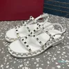 Sandalias para mujeres Material de metal de verano Sandalias de cuero cómodas zapatos femeninos